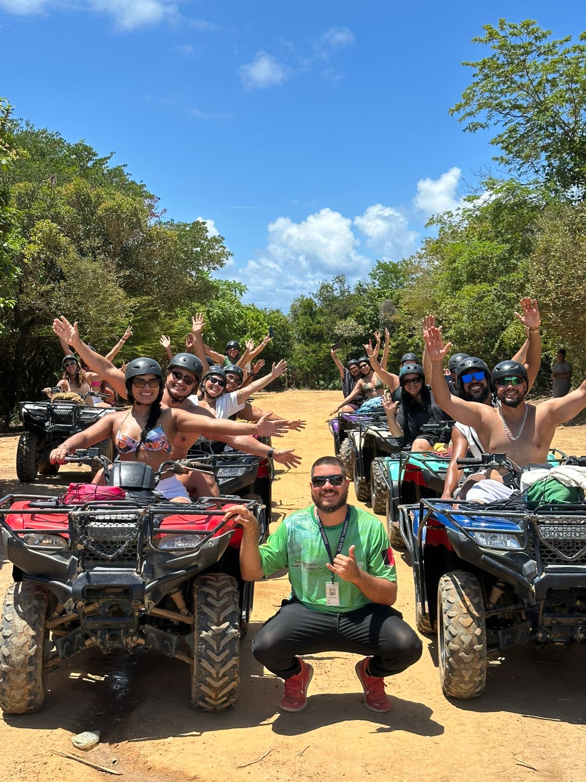 Equipe Axel Tur com clientes no passeio de quadricíclo